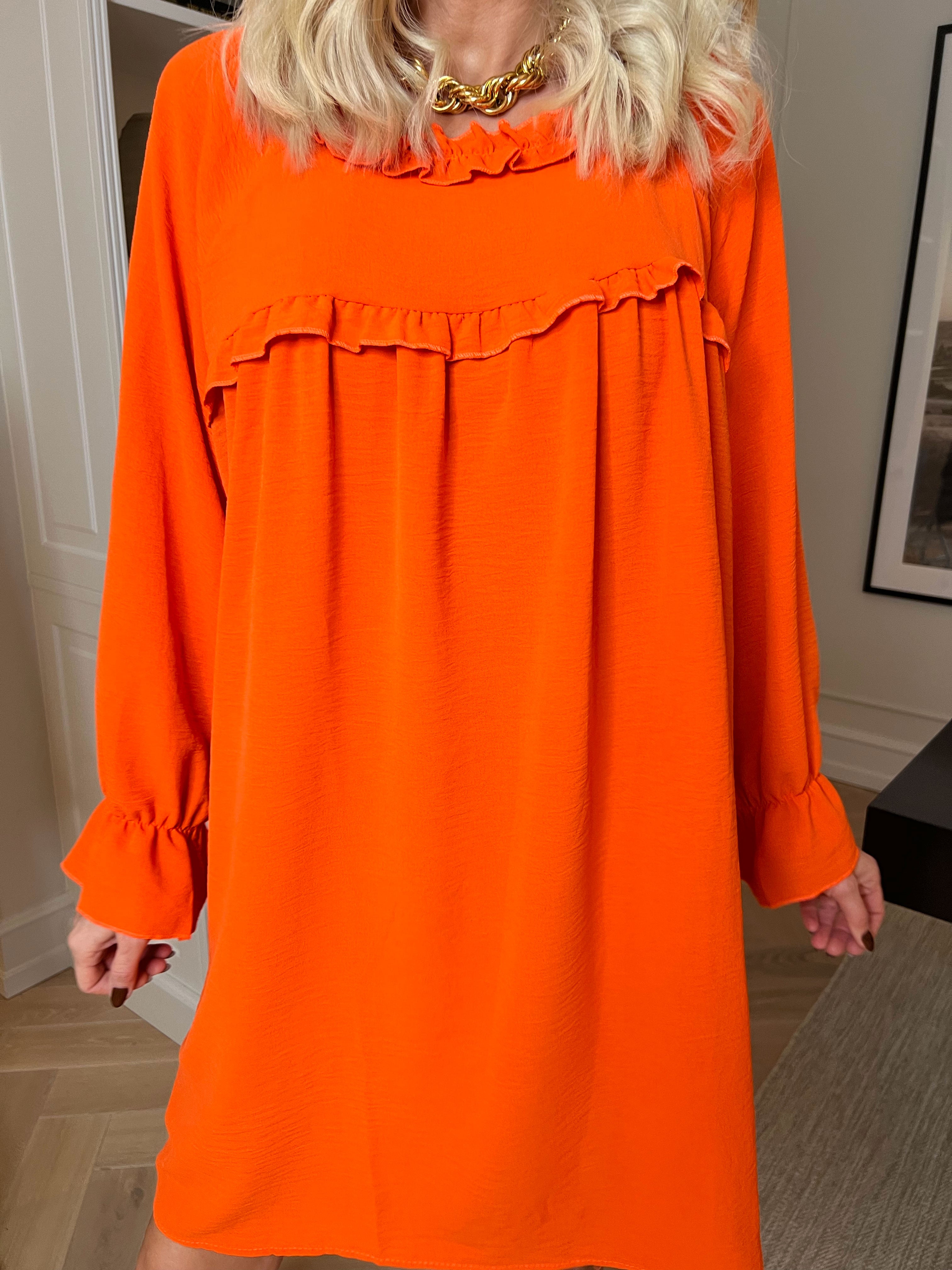 Waleria - Sød kjole i viskose med fine flæsedetaljer